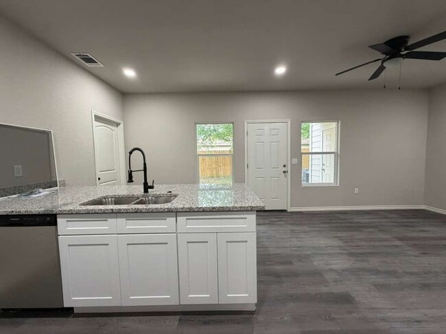 Building Photo - Spacious 2-Story 3BR Apartment Near Shopping, Parks & Major Highways in San Antonio