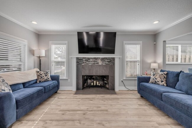 Building Photo - Renovated Spanish-Style 2/1 Beach Bungalow...