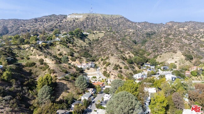 Building Photo - 3116 Beachwood Dr