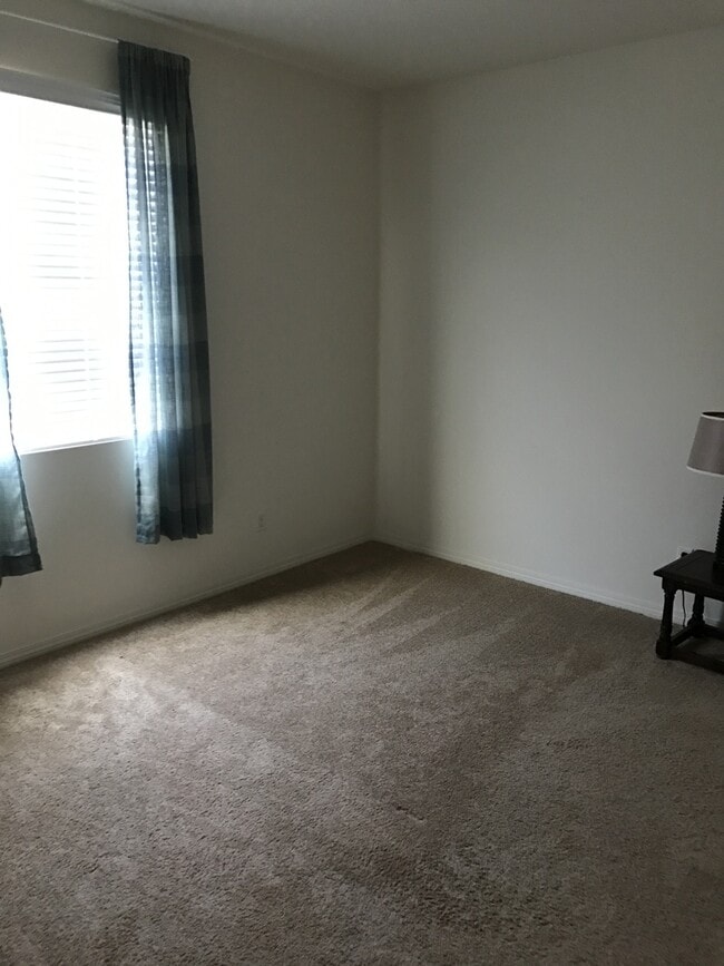Building Photo - Private large 4 bed NextGen, with double living rooms, kitchens and laundries.