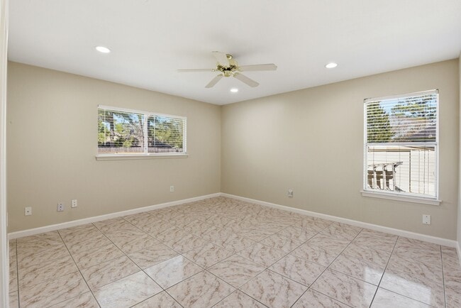 Building Photo - 8515 Leafdale Dr