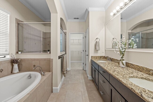 Building Photo - Elegant 5-Bed, 4-Bath Home with Modern Upgrades in St. Cloud, FL