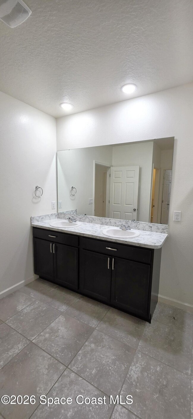 Building Photo - 242 Guinevere Dr SW