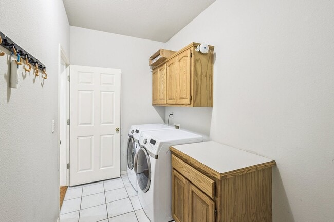 Building Photo - Spacious 4 Bedroom + Bonus Room