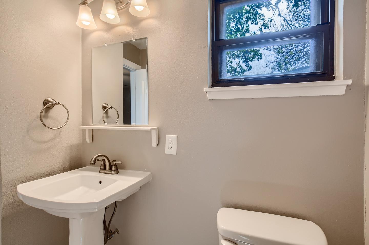 Building Photo - Beautifully updated Northwood home near Northridge Park