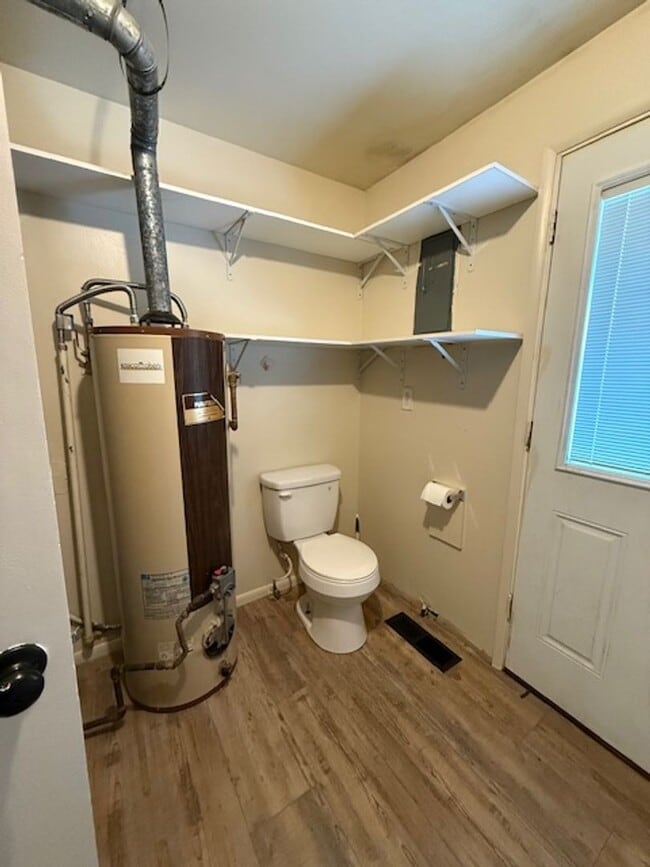 Building Photo - 3 Bedroom 1.25 Bath with 2 car garage