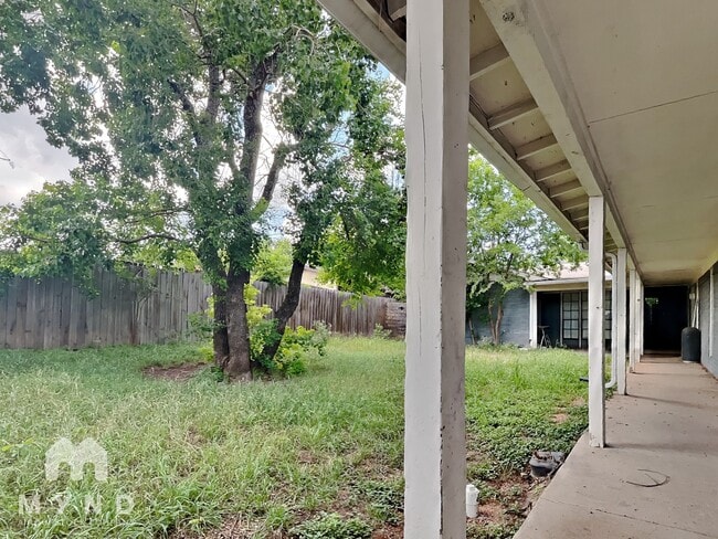 Building Photo - 1010 N Meadows Dr