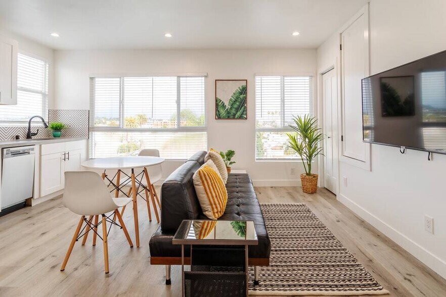 Building Photo - 331 1/2 N Alexandria Ave