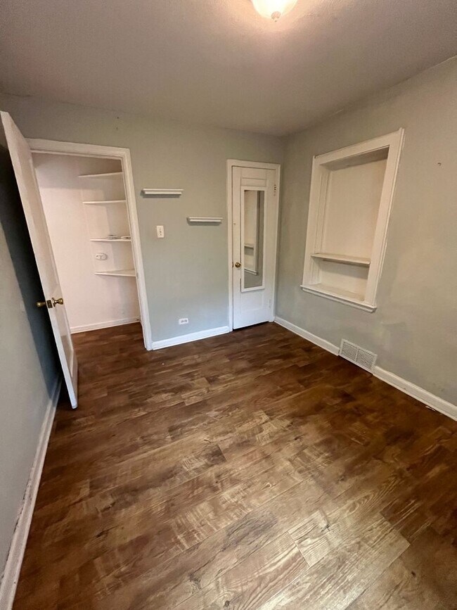 Building Photo - 3 Bedroom 1 Bathroom Ranch in East Denver!