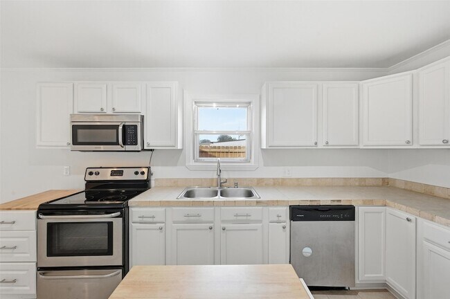 Building Photo - 418 Russell St