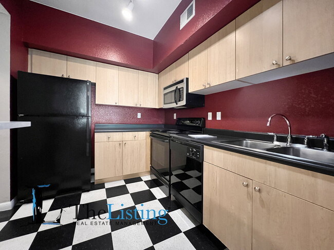 Building Photo - 2411 W Horatio St
