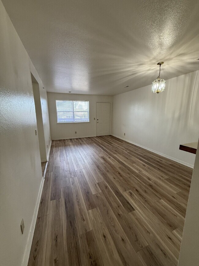 Building Photo - Last 2BR unit at Green Oaks