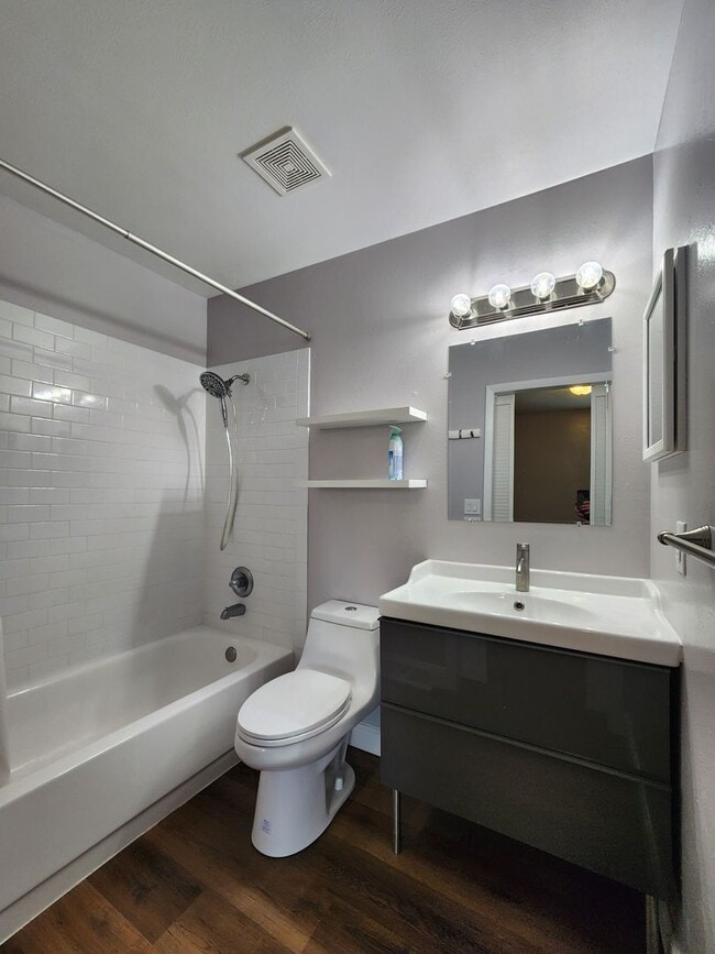 Building Photo - Updated 3 Bedroom Townhome in Great Area!