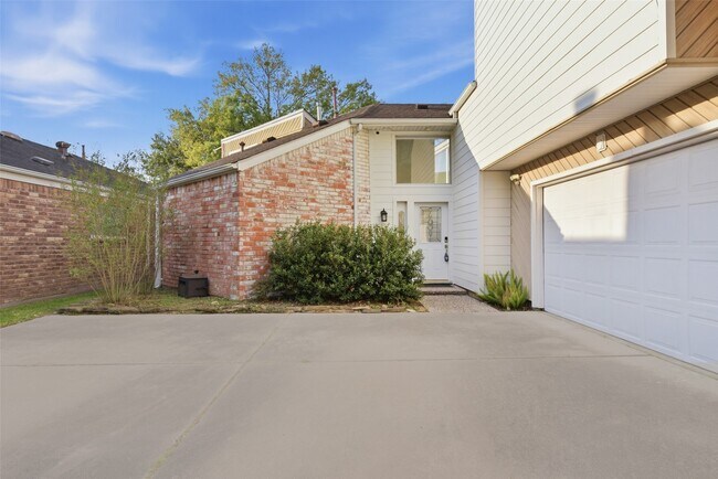 Building Photo - 14210 Briarhills Pkwy