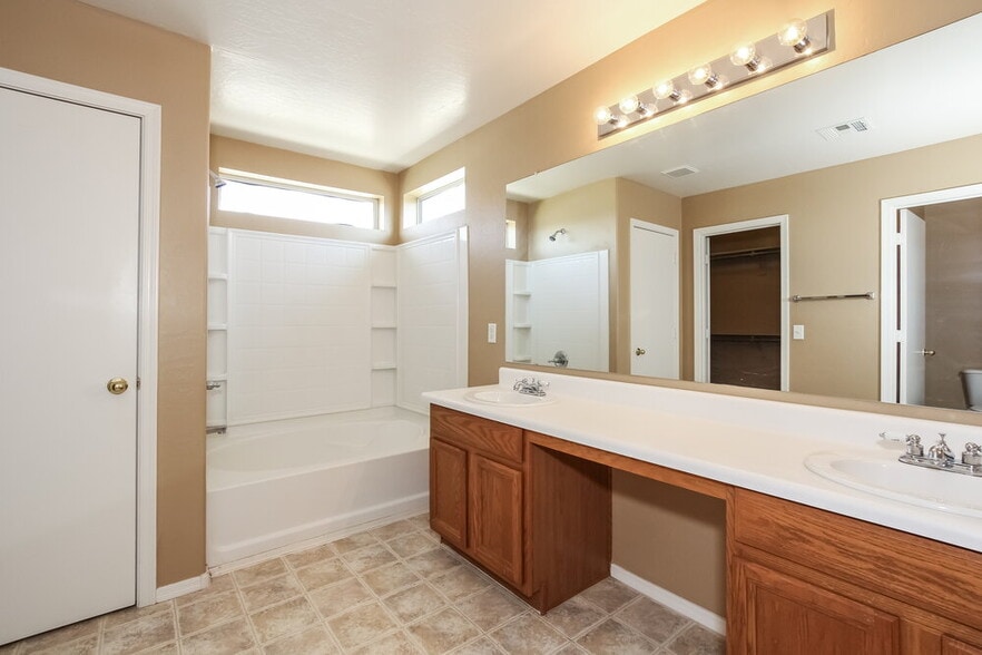 Building Photo - 13519 W San Juan Ct