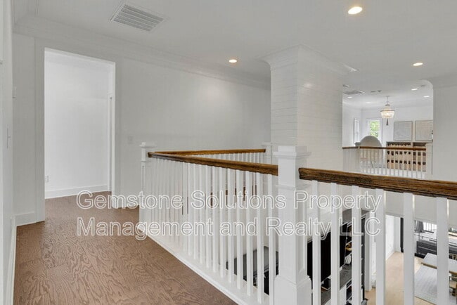 Building Photo - 1806 Burland Cres