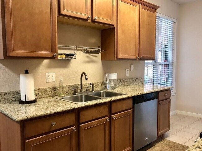 Building Photo - 2255 Braeswood Park Dr