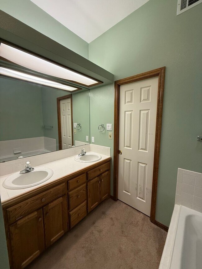 Building Photo - Beautiful 4 Bedroom Home Located in the Zi...