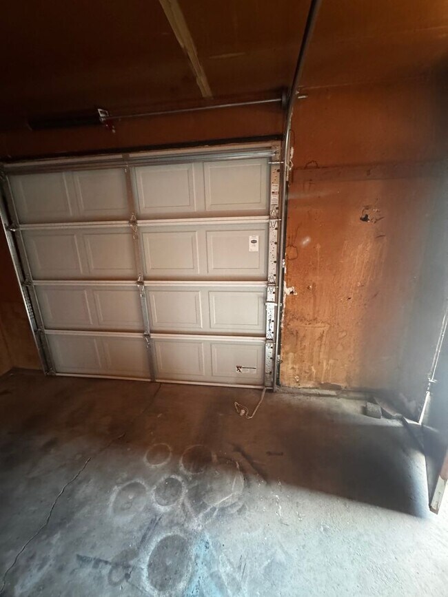 Building Photo - Charming 2-Bedroom Ranch-Style Home with Attached Garage $1280/$1280
