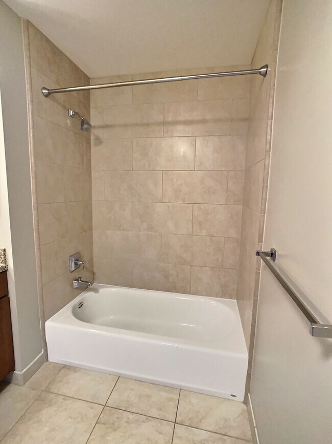 Building Photo - Fantastic 2 Bed/2Bath Penthouse with Panor...