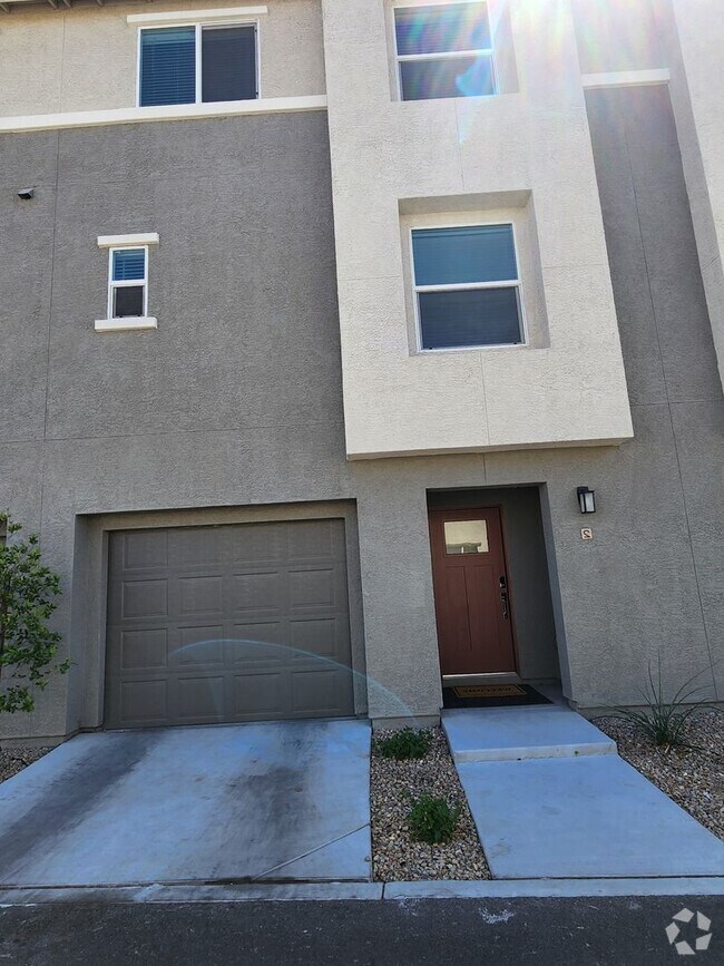 Building Photo - Modern Comfort Meets Vegas Vibes! – Utilit...