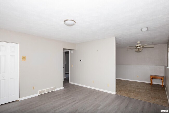 Building Photo - 3430 Holiday Ct