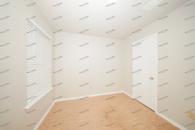 Building Photo - 2133 Lonnie Ln