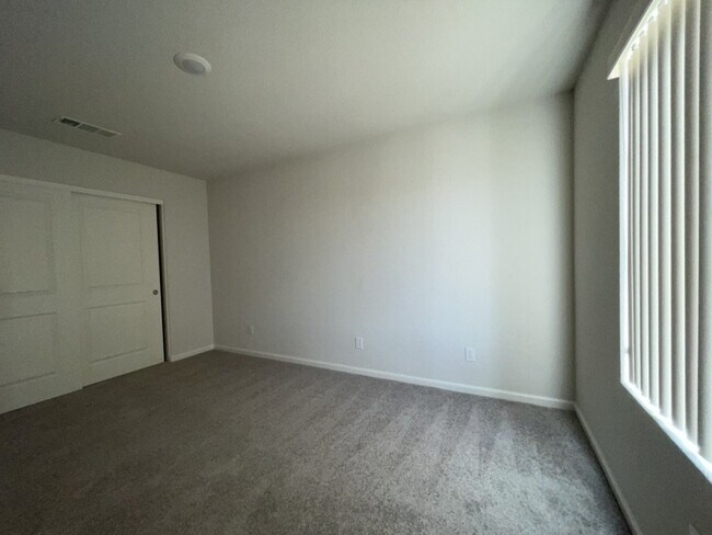 Building Photo - 4 bed 2 bath spacious home with garage BHCRENT.COM