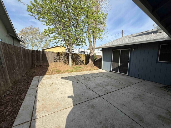 Building Photo - 3 Bed 2 Bath Just a Short Distance to Sac ...