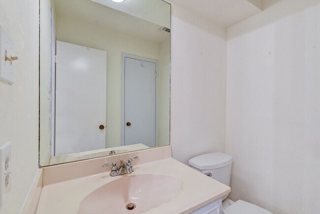 Building Photo - Charming 3-Bedroom Townhome in Prime Memor...