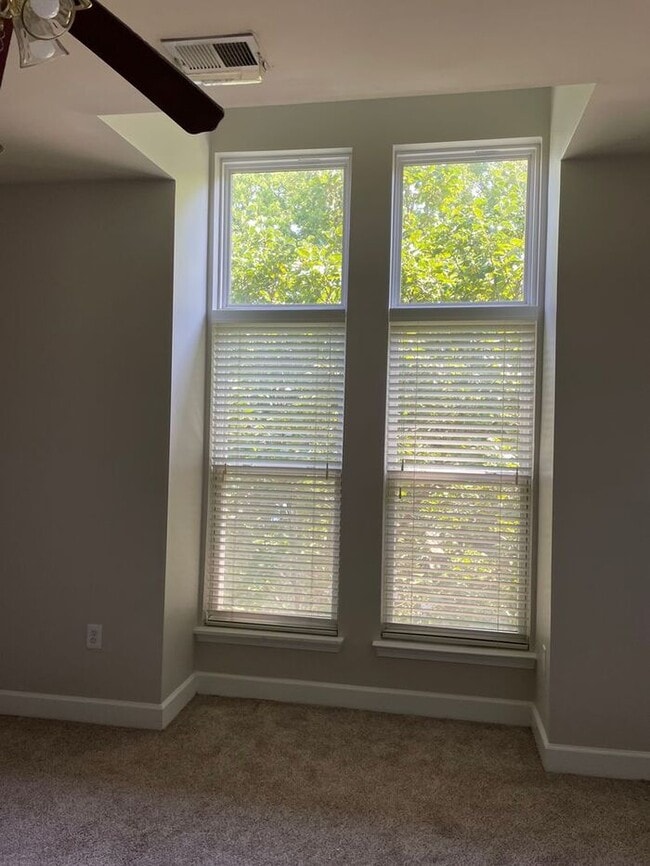 Building Photo - Hot 2 bed 2.5 bath townhome  in Uptown Charlotte!