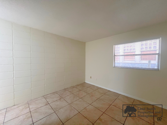 Building Photo - 725 E Lime St