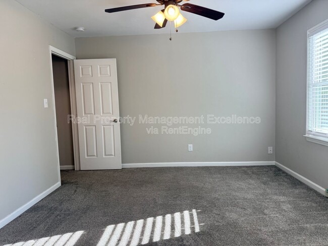 Building Photo - 2922 Glenridge Dr