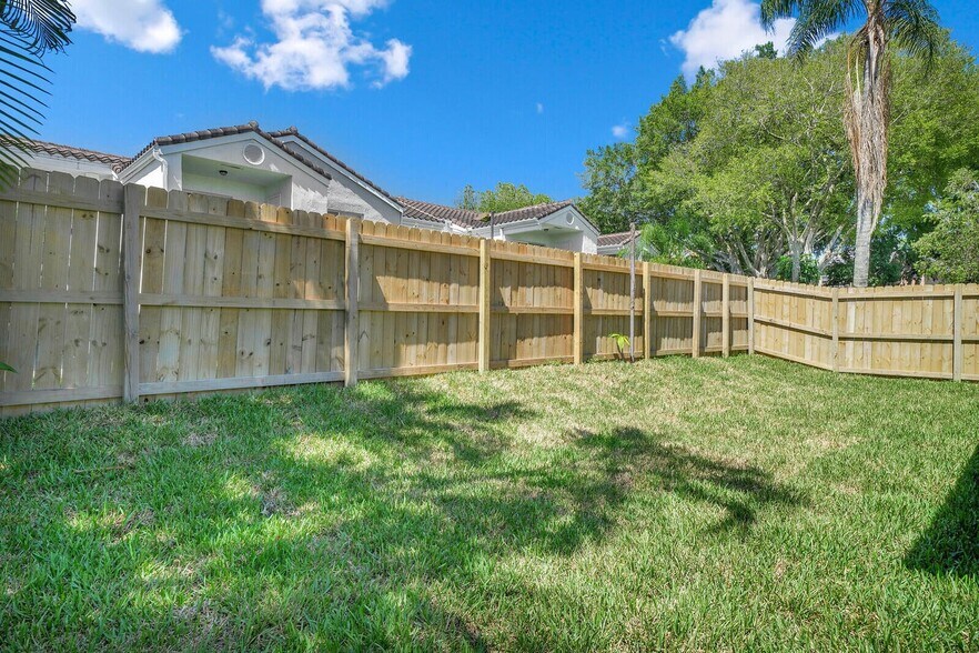 Building Photo - 23392 Country Club Dr E