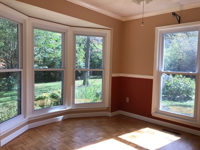 Building Photo - Amazing 4 Bedroom, 3 Bath Home With 2 Kitc...