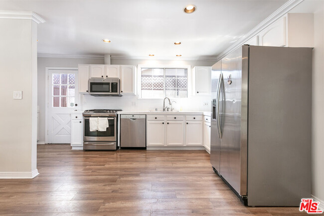 Building Photo - 6308 Glide Ave