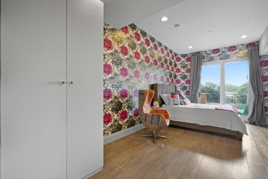 Building Photo - 16123 Sunset Blvd