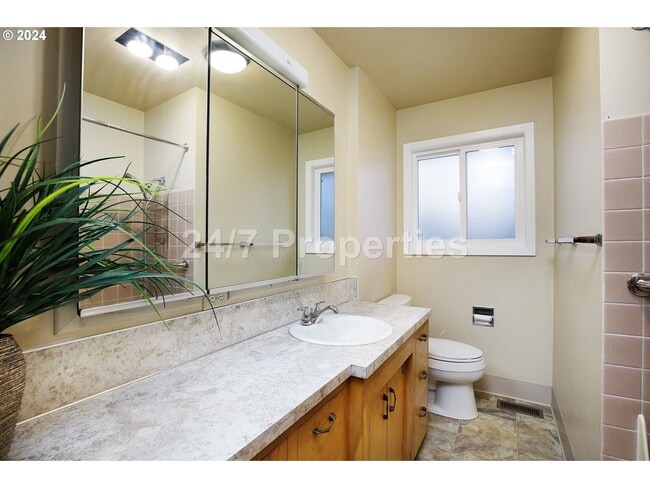 Building Photo - *1/2 OFF FIRST MONTHS RENT* Spacious 4BD I...