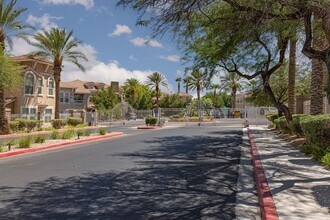 Building Photo - Ground floor one bedroom in luxury gated S...