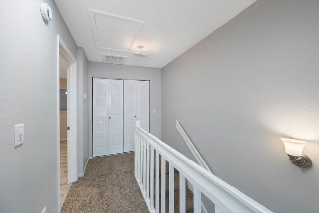 Building Photo - Renovated Town Home 2 bedroom 1.5 bath ** ...