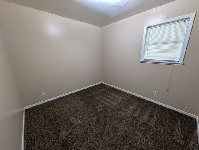 Building Photo - 130 Mansfield Ferry Rd