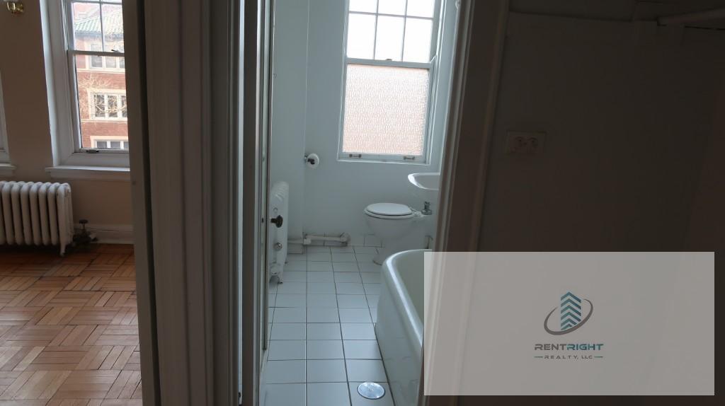 Building Photo - 1209 W Sherwin Ave