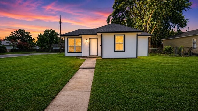 Building Photo - 1206 Pinewood Ln