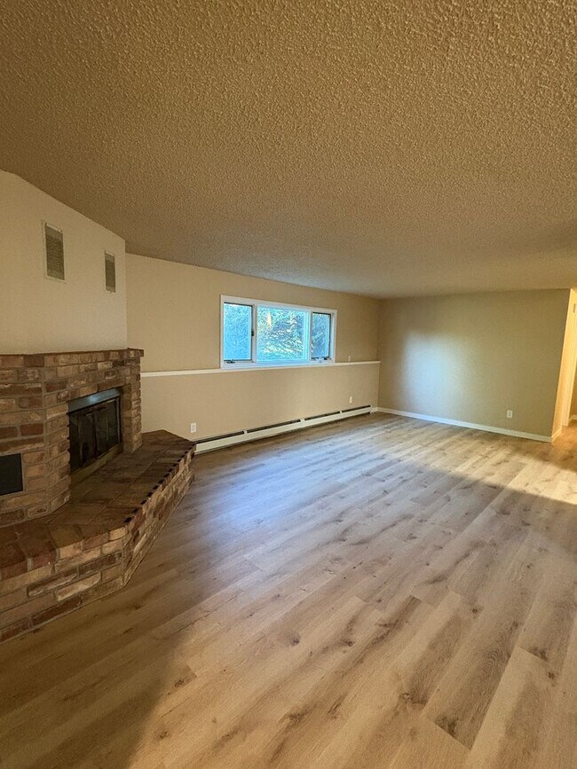 Building Photo - 2 Bed 2 bath off Durston Rd- Brand New Flo...