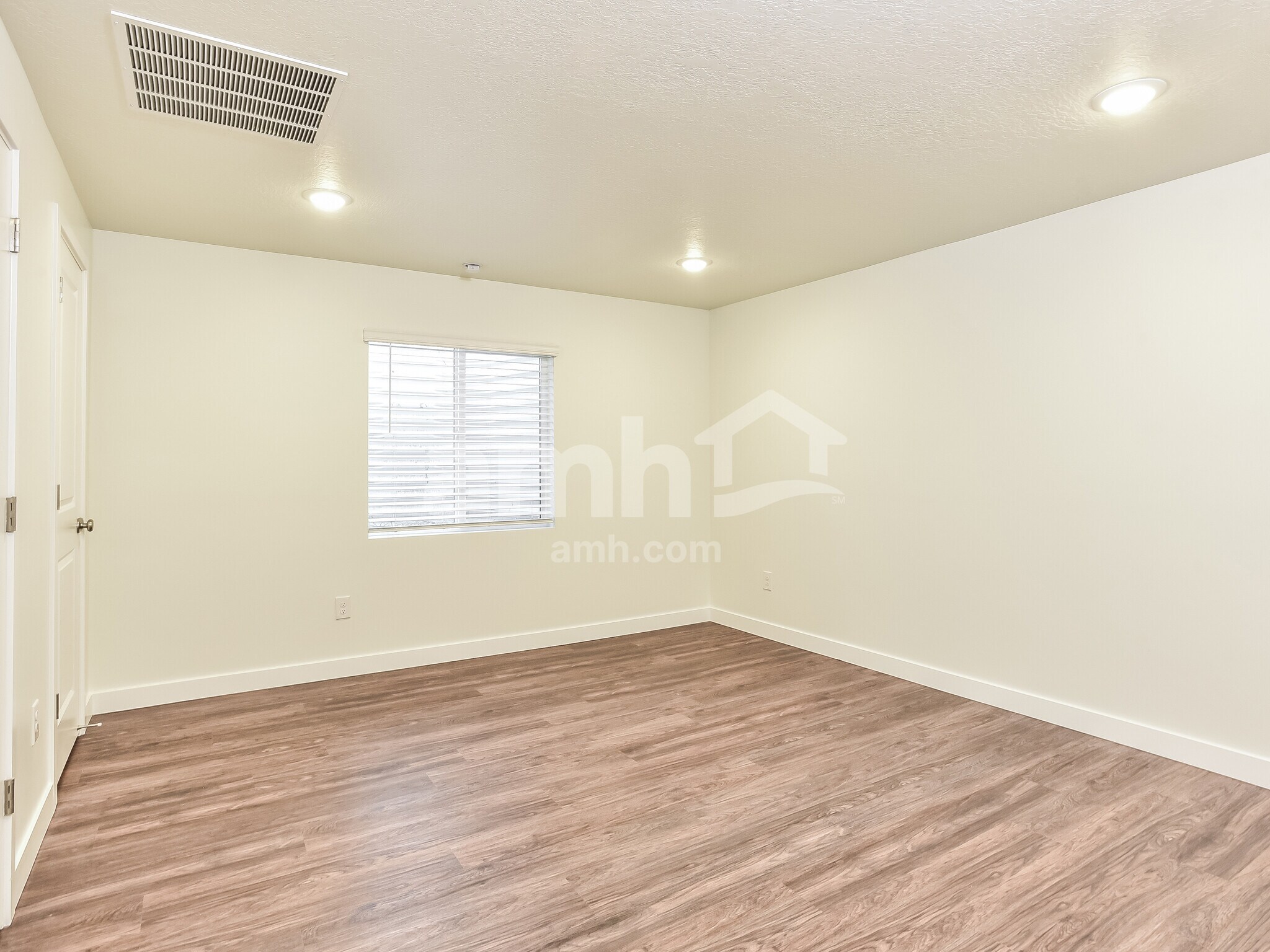 Building Photo - 1142 E Caitlyn St