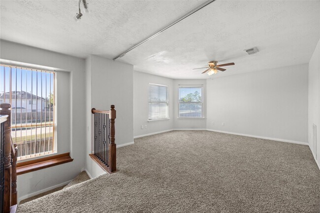 Building Photo - 14942 Gray Ridge Dr