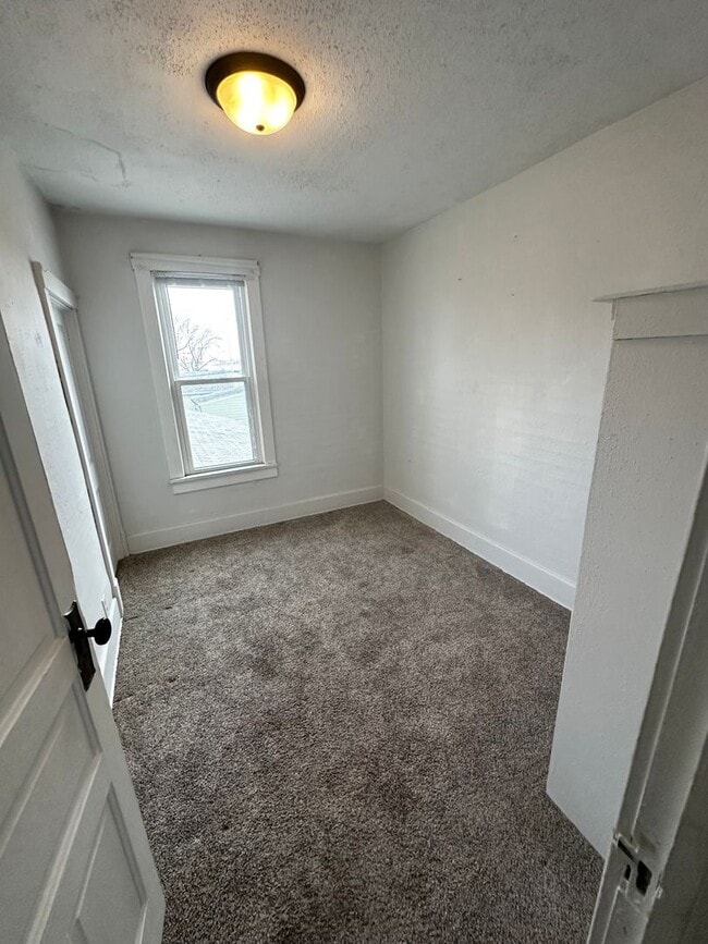 Building Photo - 611-611 1/2 Bergen Ave