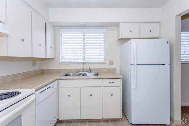 1BR, 1BA - 725 SF - Fiesta Square Apartments & Townhomes