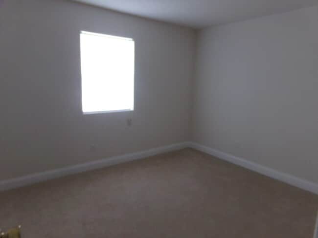 Building Photo - Three-Bedroom Auburndale Home with Large Y...