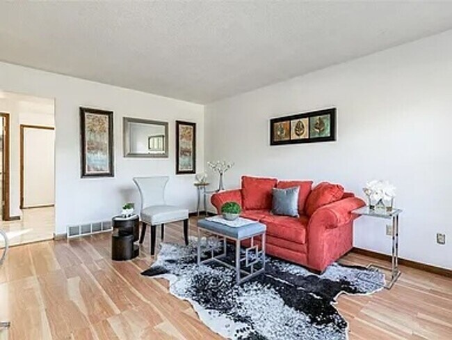 Building Photo - Beautiful Condo Close to University of Iowa